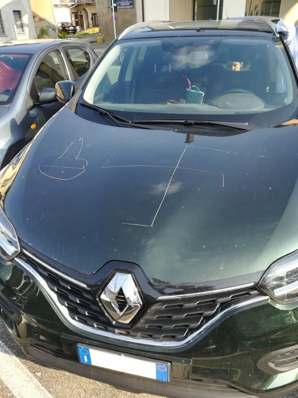 Danni alle auto in sosta nel parcheggio in centro storico