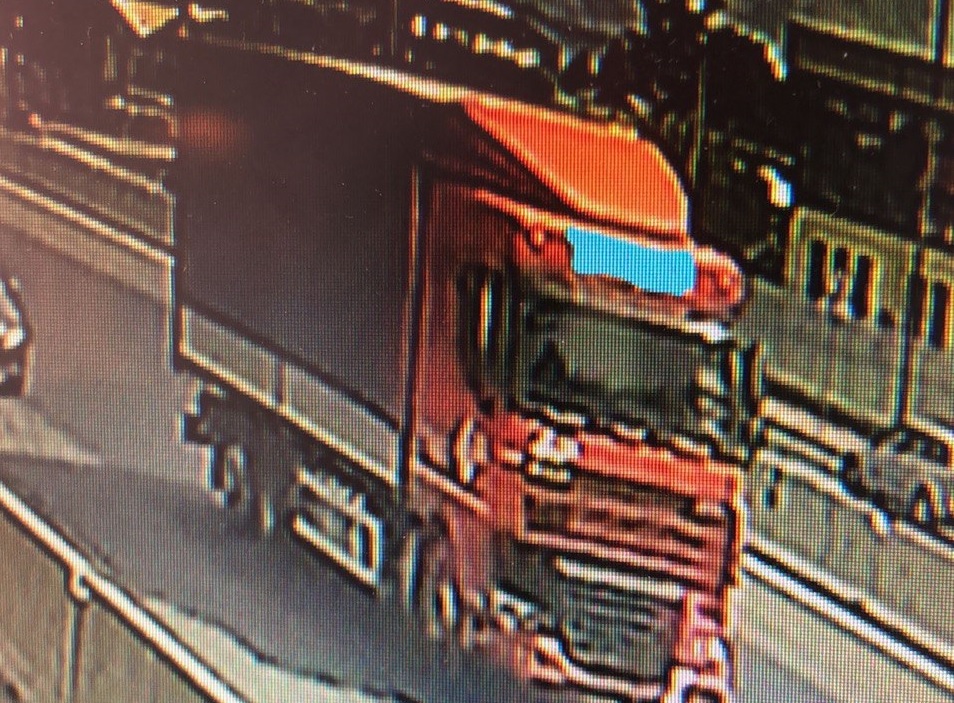 Identificato e multato il camionista scappato dopo l’incidente