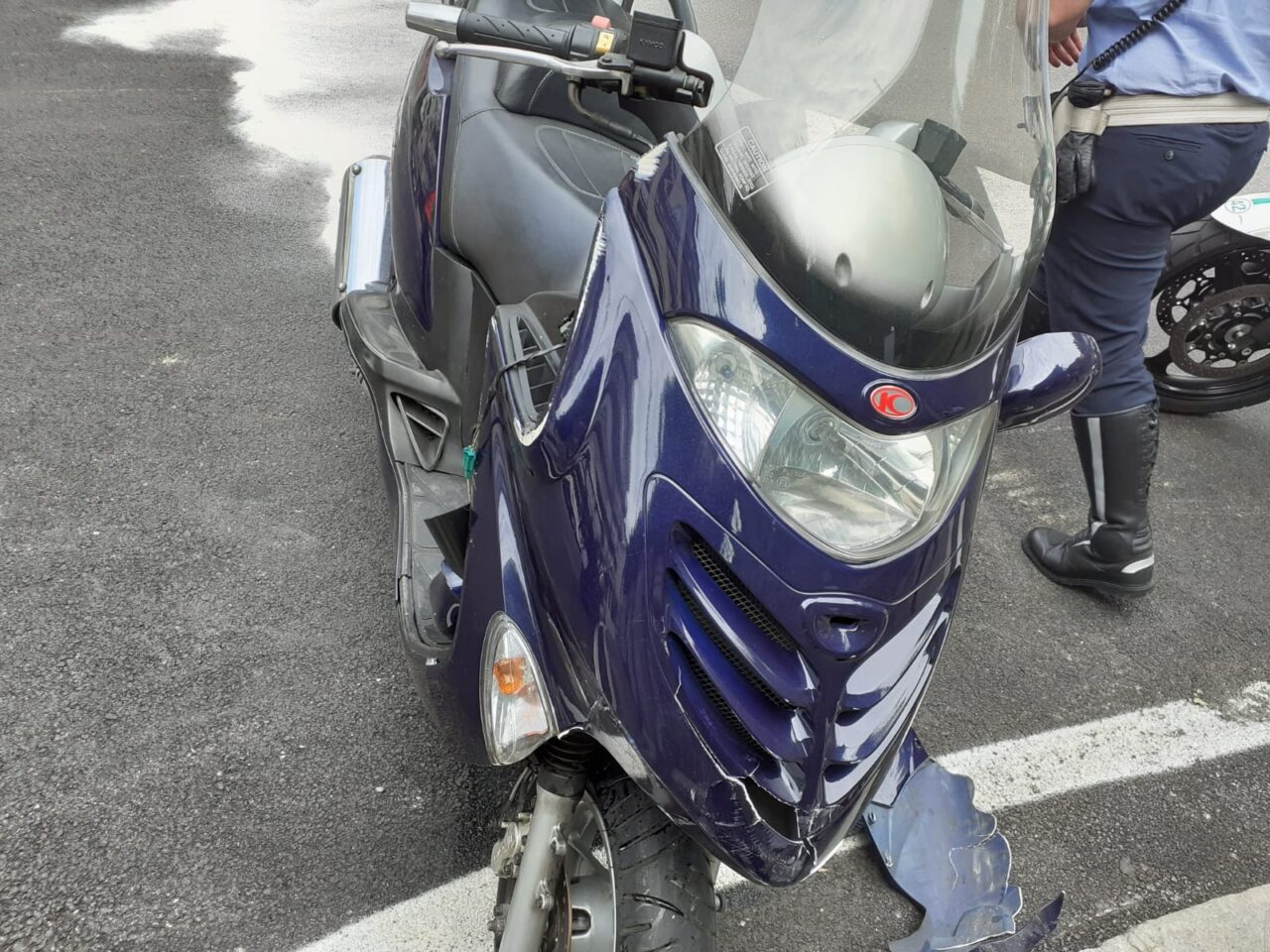 Freni rotti in discesa da Brunate a Como, miracolata una coppia in scooter