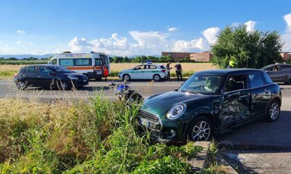 Tremendo schianto tra una moto e un'auto