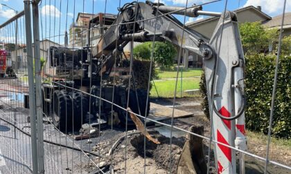 A fuoco un escavatore, pompieri a Baruccana