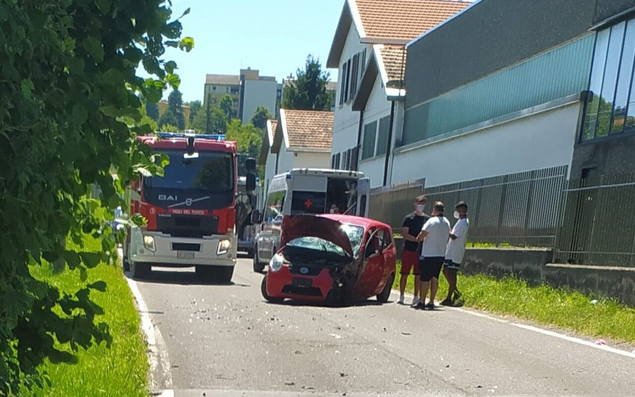 Violento schianto a Besana, auto distrutte e strada chiusa