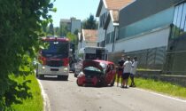 Violento schianto a Besana, auto distrutte e strada chiusa