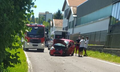 Violento schianto a Besana, auto distrutte e strada chiusa