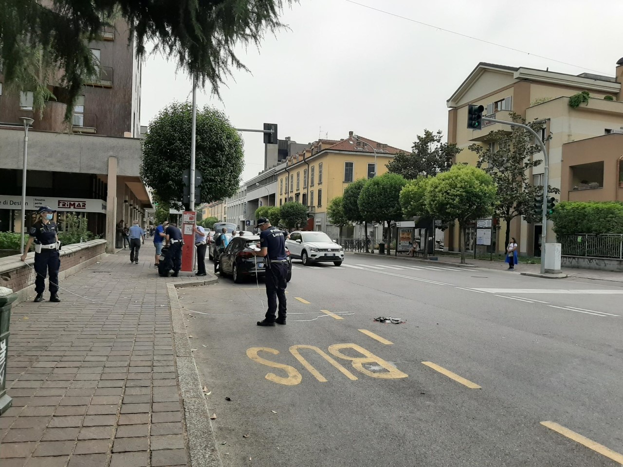 Fa inversione a “U” e travolge due minorenni sullo scooter