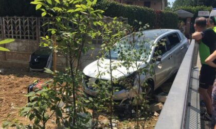 Auto fuori controllo sfonda il muro e finisce nel giardino di casa