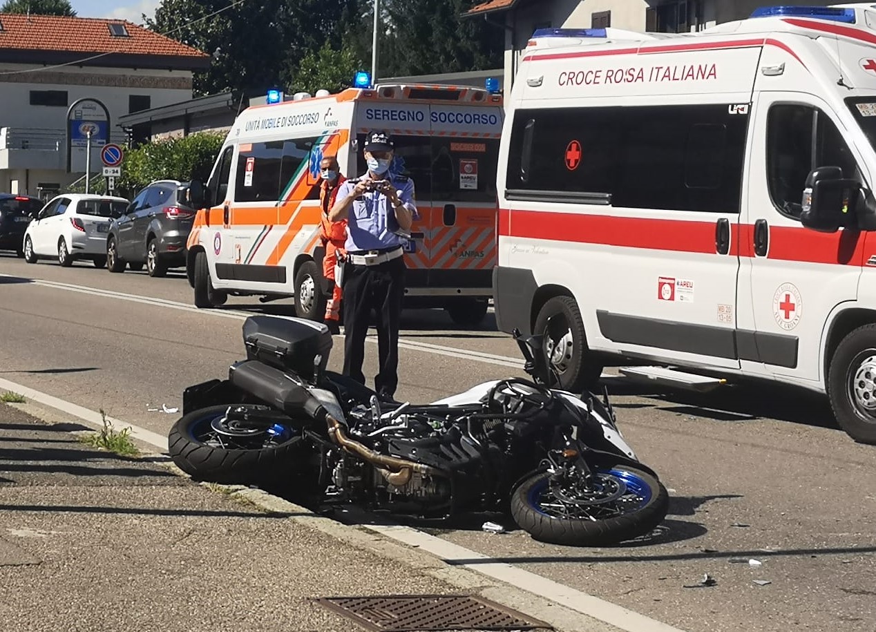 Incidente fra auto e moto, atterra l’elisoccorso
