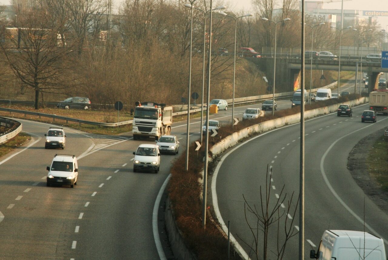 Dodicenne con la bici nuova sulla Milano-Meda, allarme in superstrada
