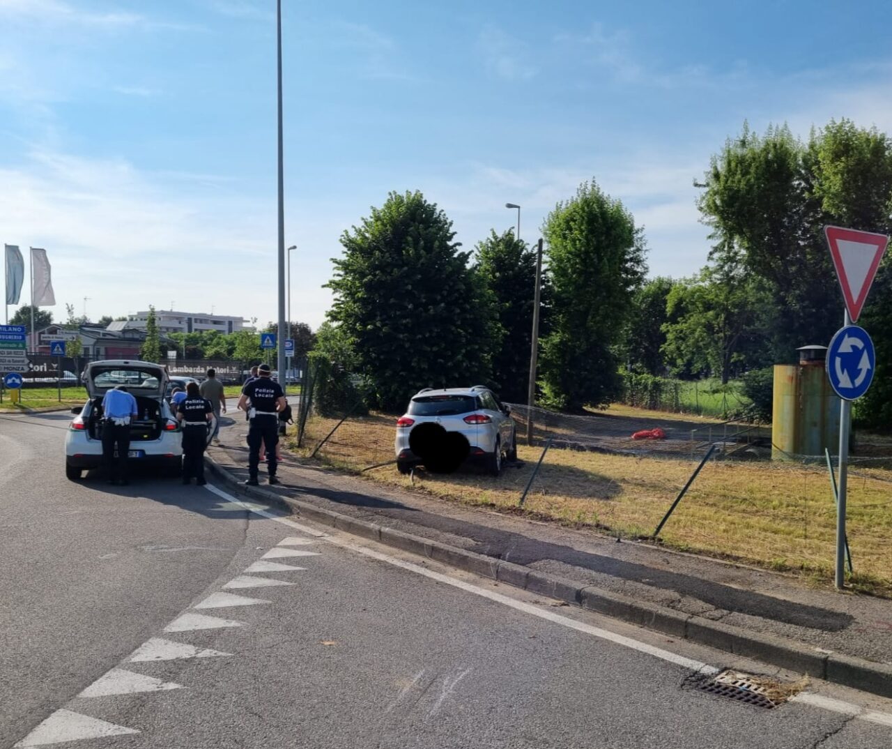 Guida in stato di ebbrezza e fa un incidente, incolpa la moglie ma viene denunciato