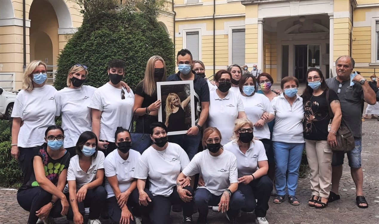 Messa in memoria di Patrizia, morta nella cascata. Il compagno: “Ho cercato di salvarla in tutti i modi”