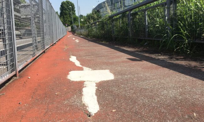 Crepe e fessure sull’asfalto: il ponte sull’autostrada “sorvegliato speciale”