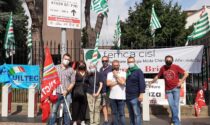 Lavoratori in sciopero contro l'articolo che obbliga le aziende a esternalizzare