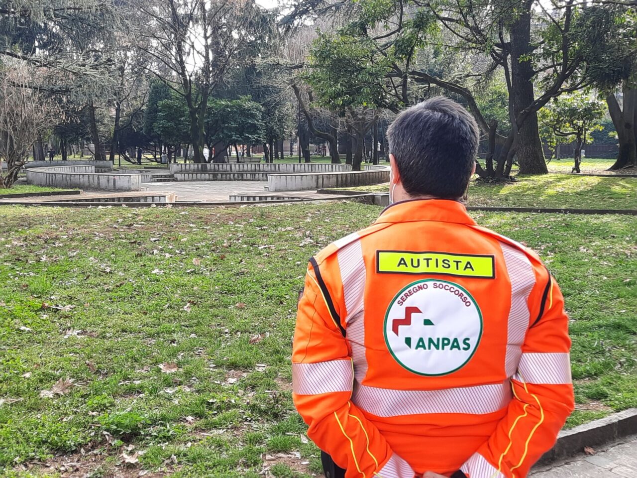 Picchiato e rapinato nel parco