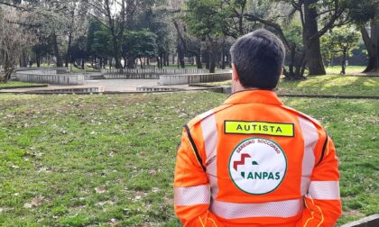 Picchiato e rapinato nel parco