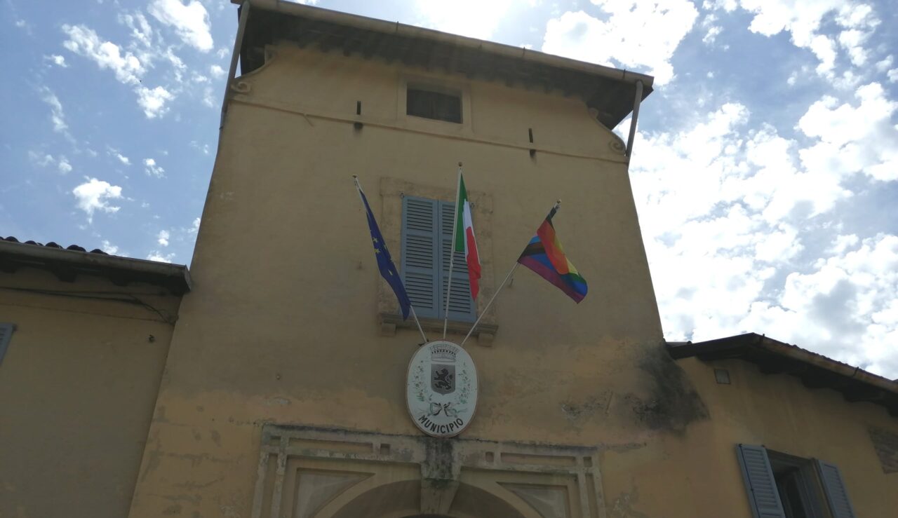 Lgbt, sul Comune di Vimercate sventola la bandiera arcobaleno