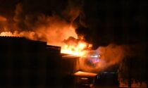 Devastante incendio in un capannone