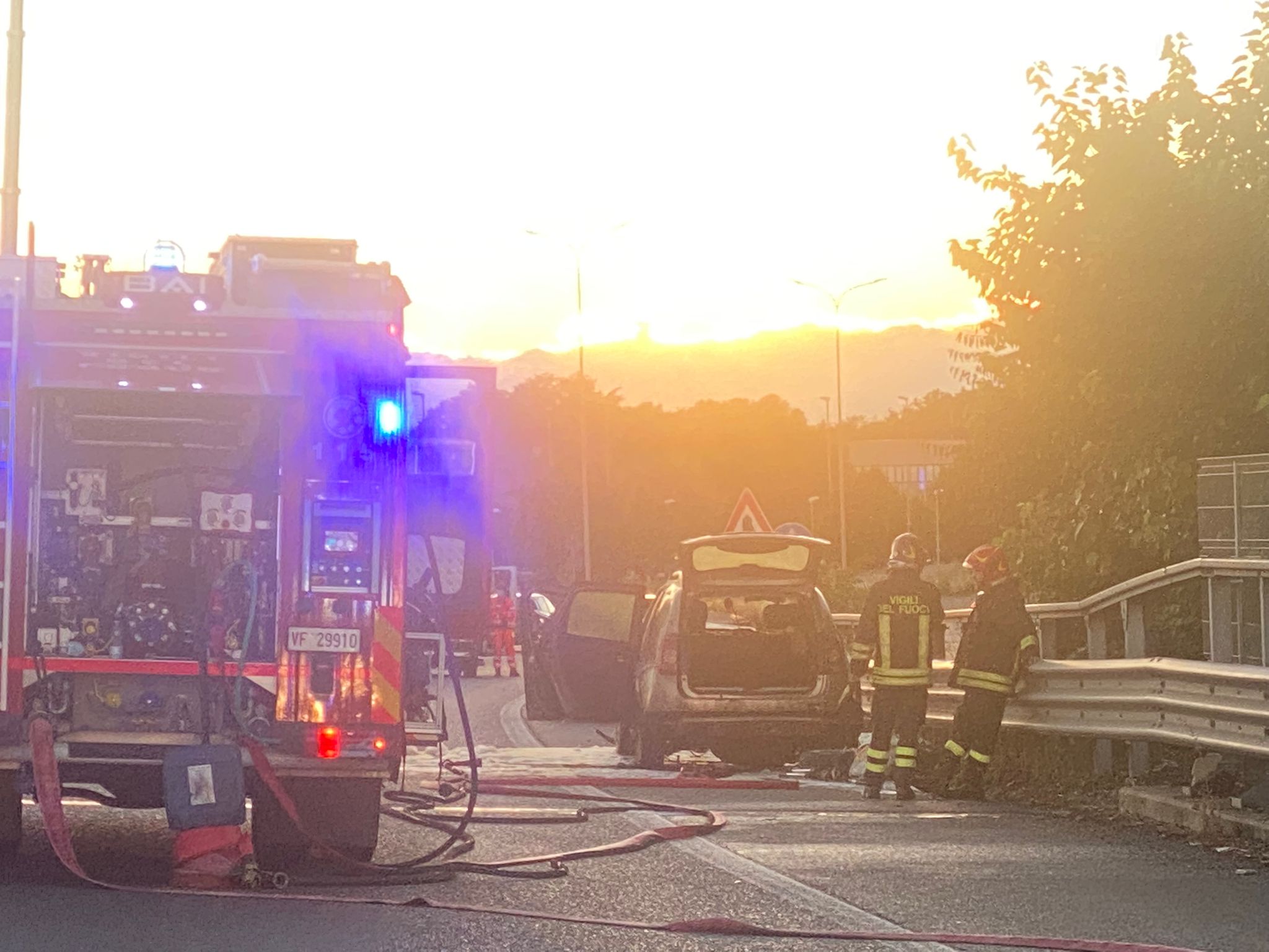 incidente Valassina auto prende fuoco traffico pompieri