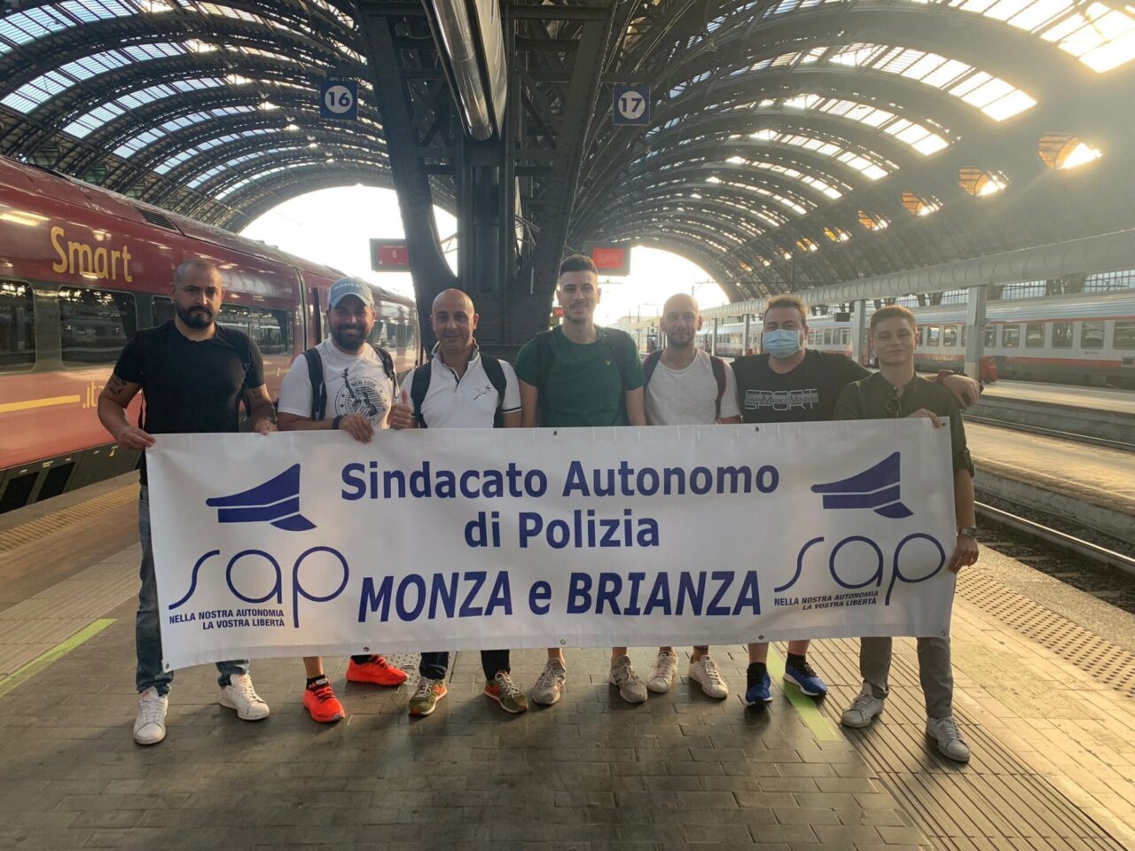 Poliziotti in presidio per solidarietà al collega indagato