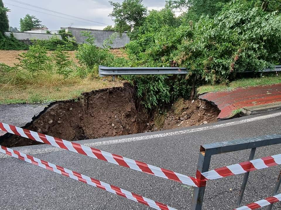 Il nubifragio provoca il crollo della strada