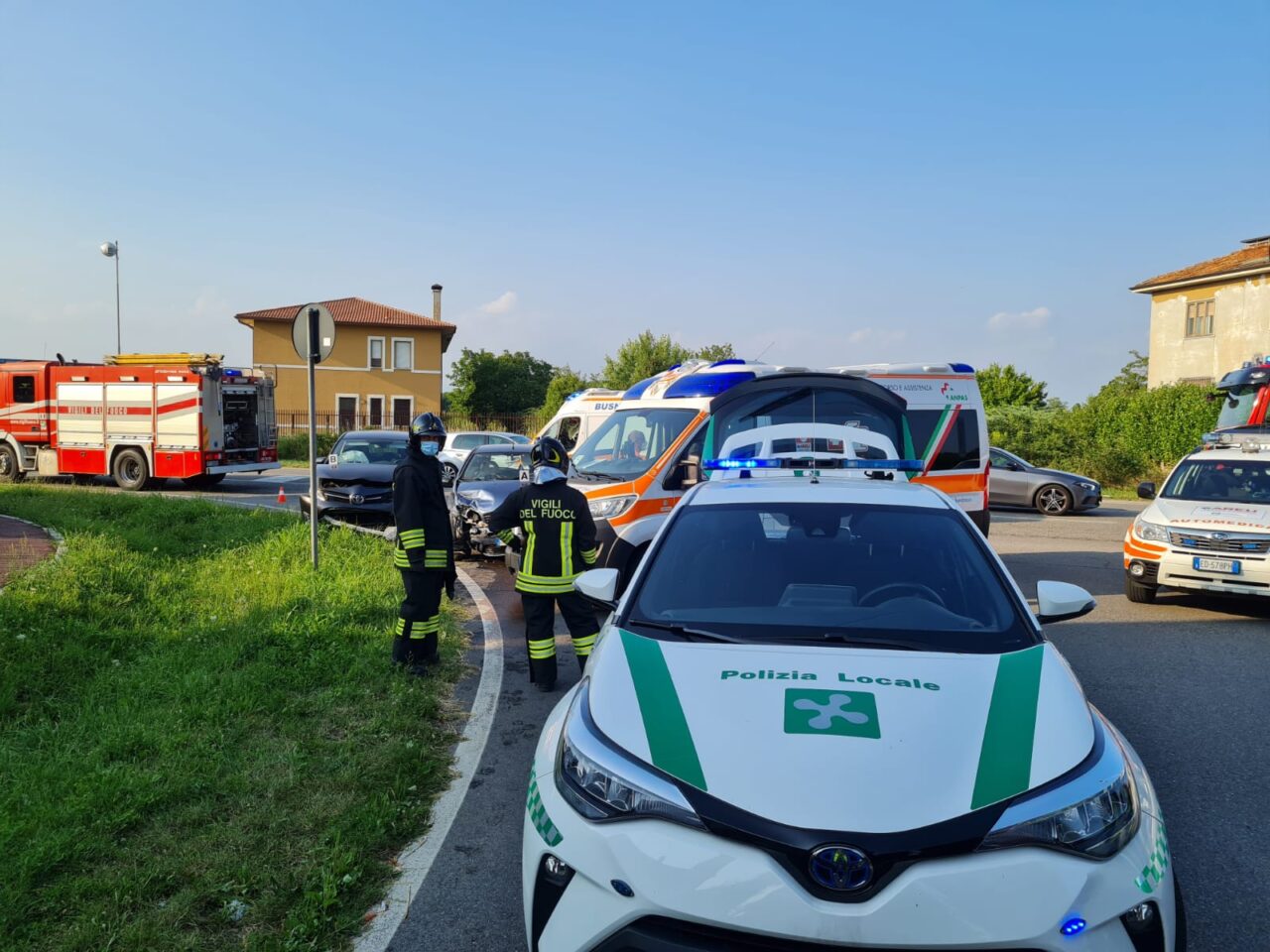 Pauroso scontro tra due auto a Bellusco, arrivano anche i Vigili del fuoco