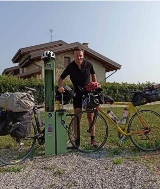 Bellusco Due ciclisti francesi attraversano Europa e passano da Bellusco