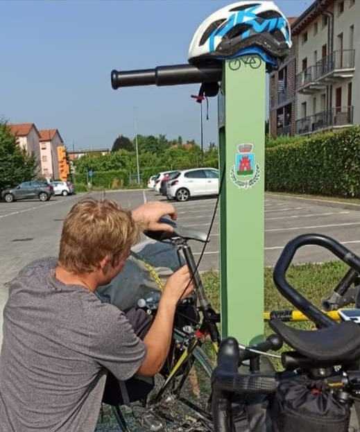 Bellusco Due ciclisti francesi attraversano Europa e passano da Bellusco