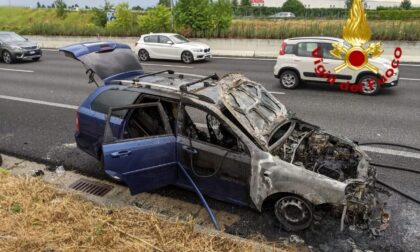 L'auto prende fuoco sulla Valassina: rimane solo la carcassa