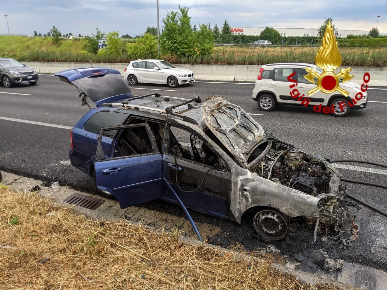 L’auto prende fuoco sulla Valassina: rimane solo la carcassa