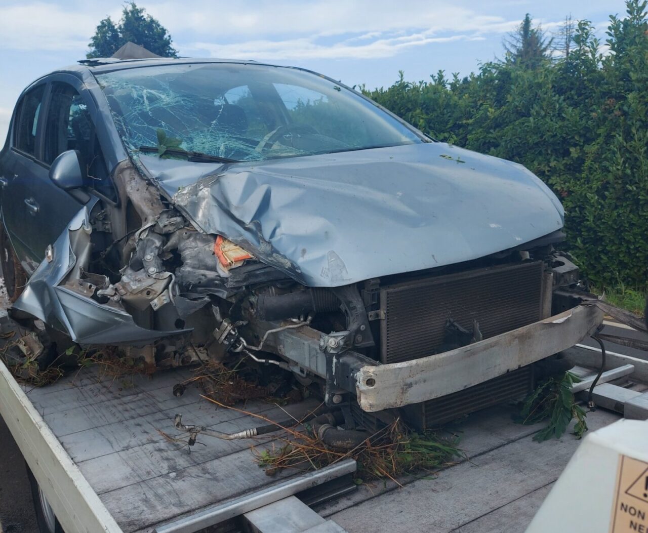Finisce contro un palo, barista miracolato