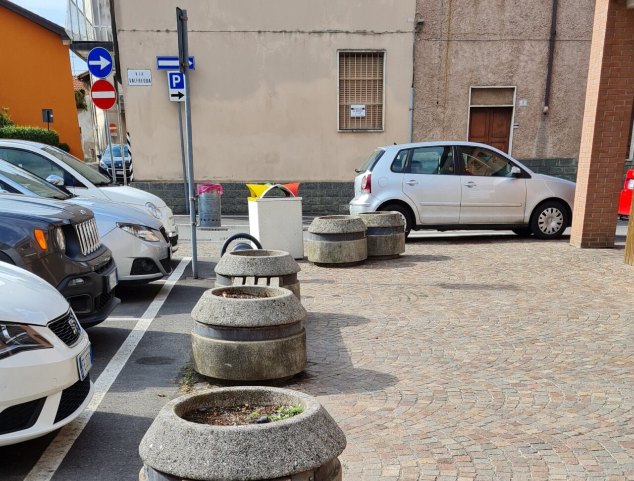 Nelle fioriere della piazza cresce… la cocaina