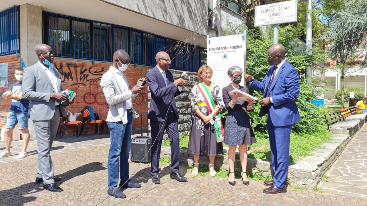 Arcore, i giardinetti della biblioteca intitolati al poeta senegalese Senghor
