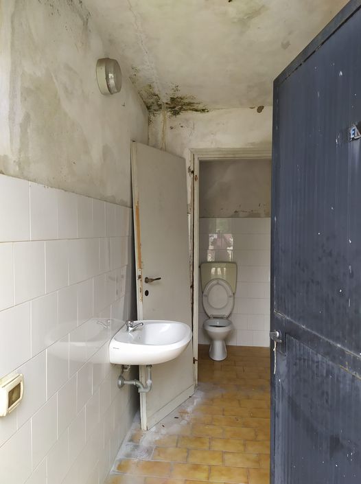 Degrado nei bagni del cimitero di Rancate