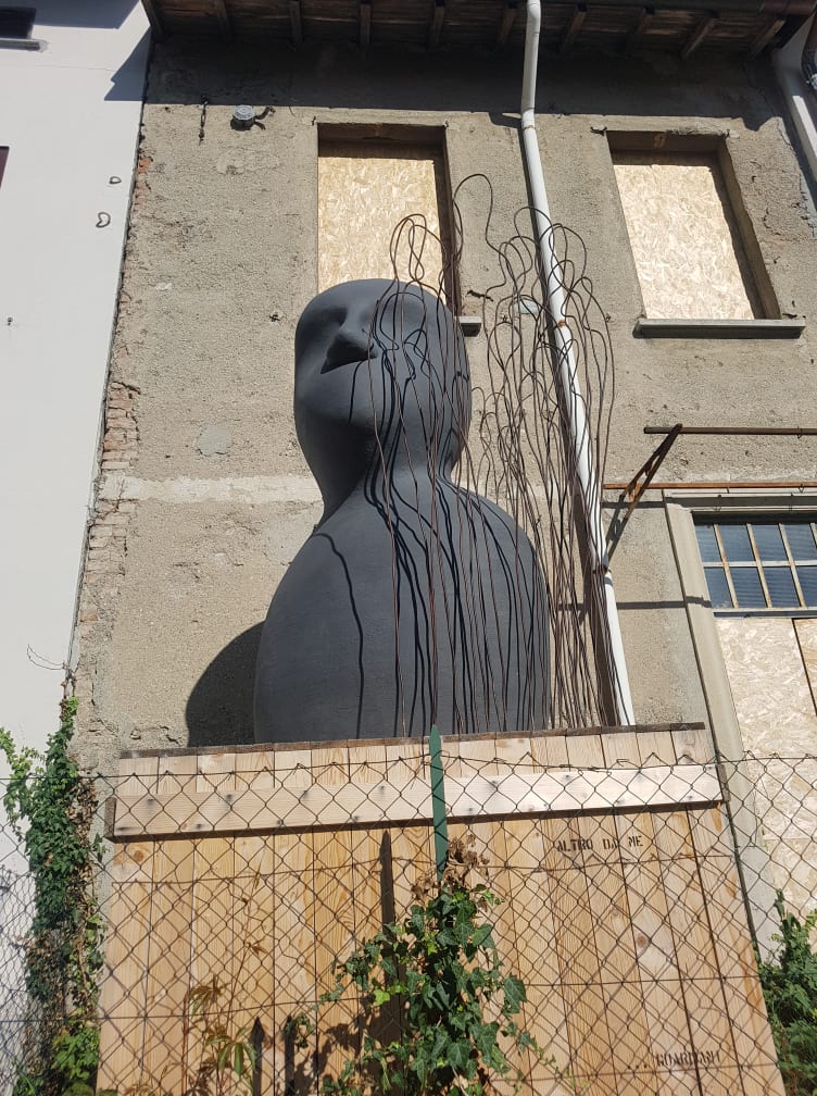 Una scultura di Guzzi per l’associazione Mosaico