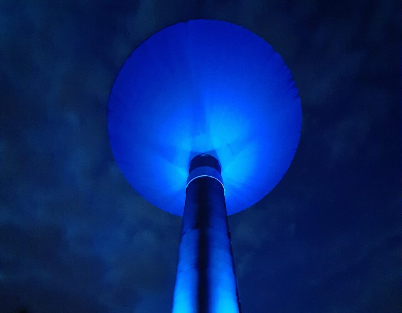 La torre dell’acquedotto più grande della Brianza si illumina d’azzurro