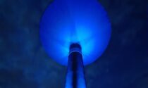 La torre dell'acquedotto più grande della Brianza si illumina d'azzurro