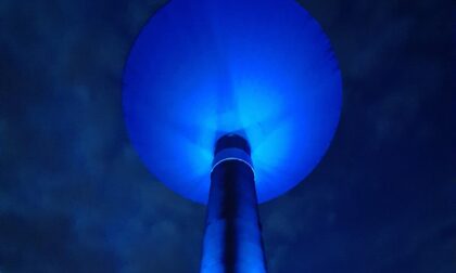 La torre dell'acquedotto più grande della Brianza si illumina d'azzurro