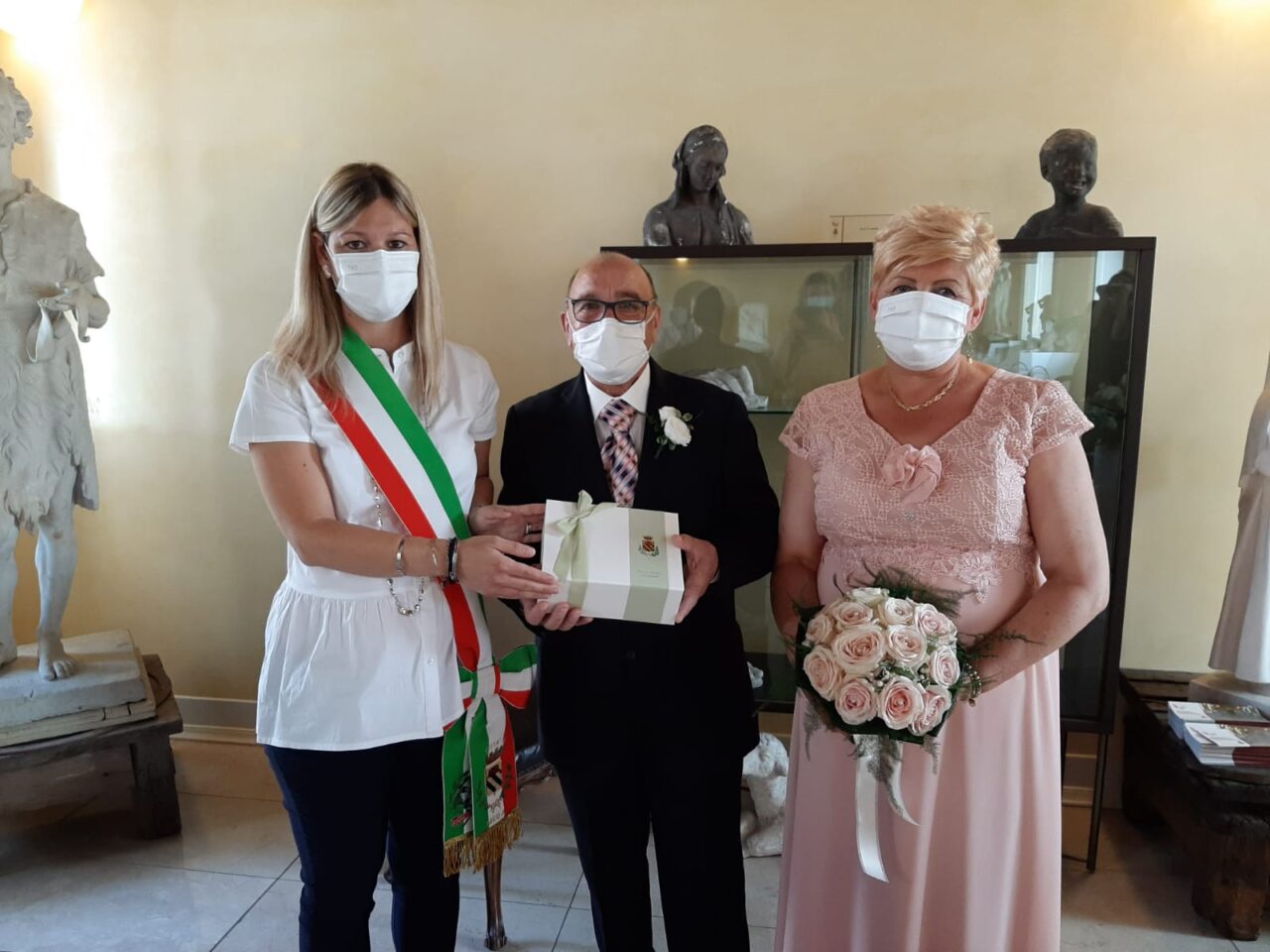 Sposi a quasi settant’anni, in regalo anche il kit nozze del Comune