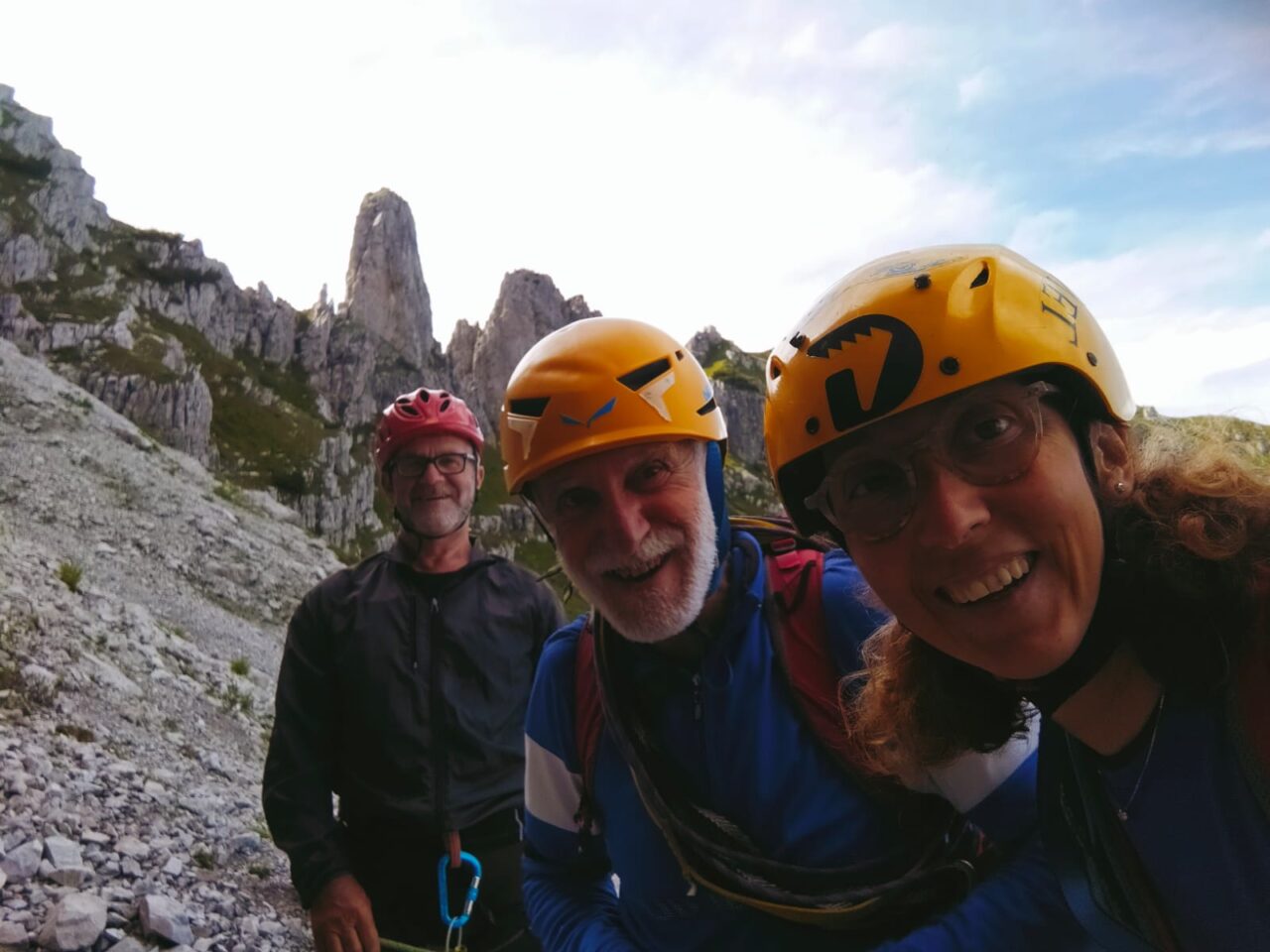 Assiste impotente alla morte dell’amico e compagno di scalata