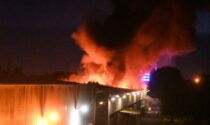 Le fiamme divorano il capannone della Magniplast di Brugherio: pompieri ancora al lavoro