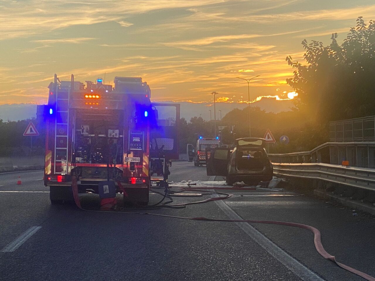 Dopo il tamponamento, l’auto prende fuoco: Valassina bloccata