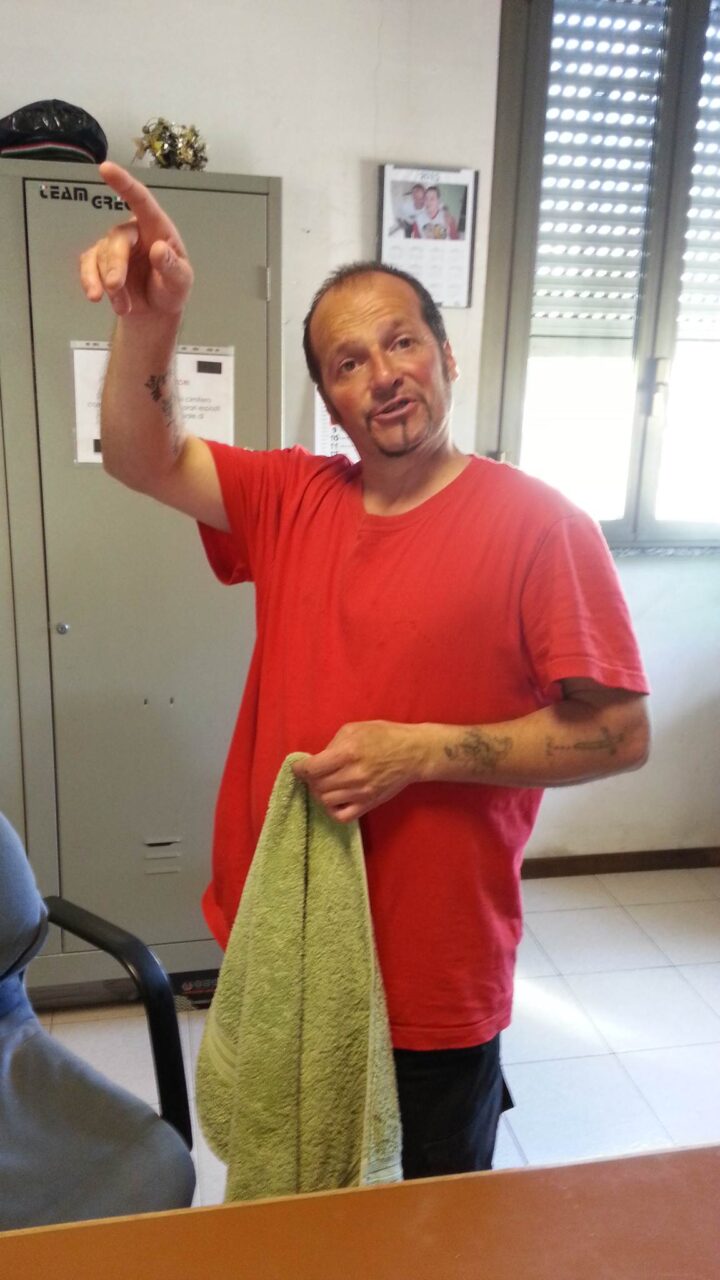 Sorprende i ladri mentre rubano al ristorante e viene aggredito con un piede di porco