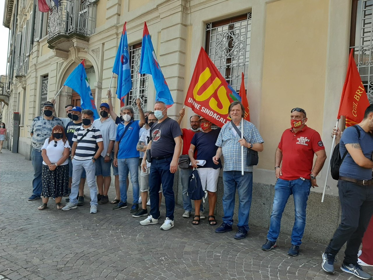 Licenziati per mail, lo sfogo dei lavoratori dal Prefetto