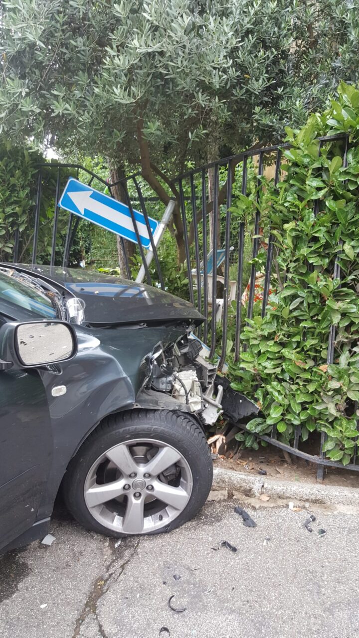 Scontro tra auto, una  si incastra nella cancellata