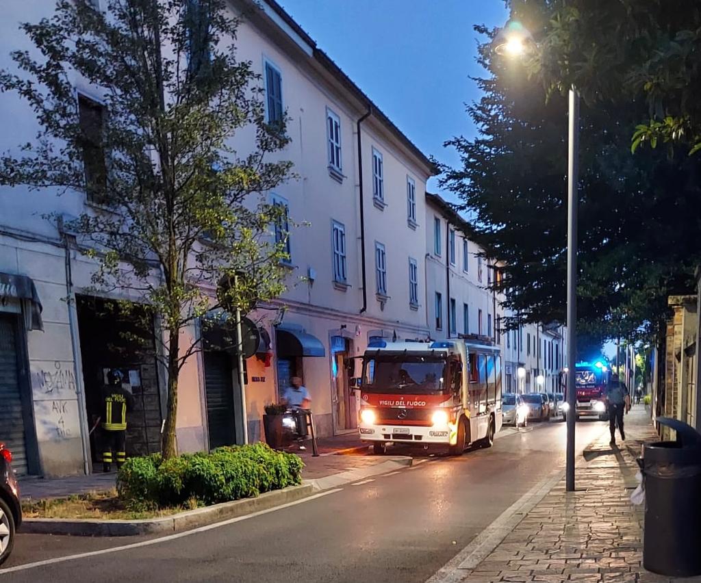 Cade un calcinaccio, ferito un uomo alla testa
