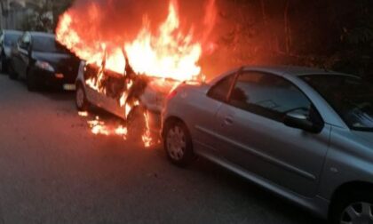 Auto divorata dalle fiamme