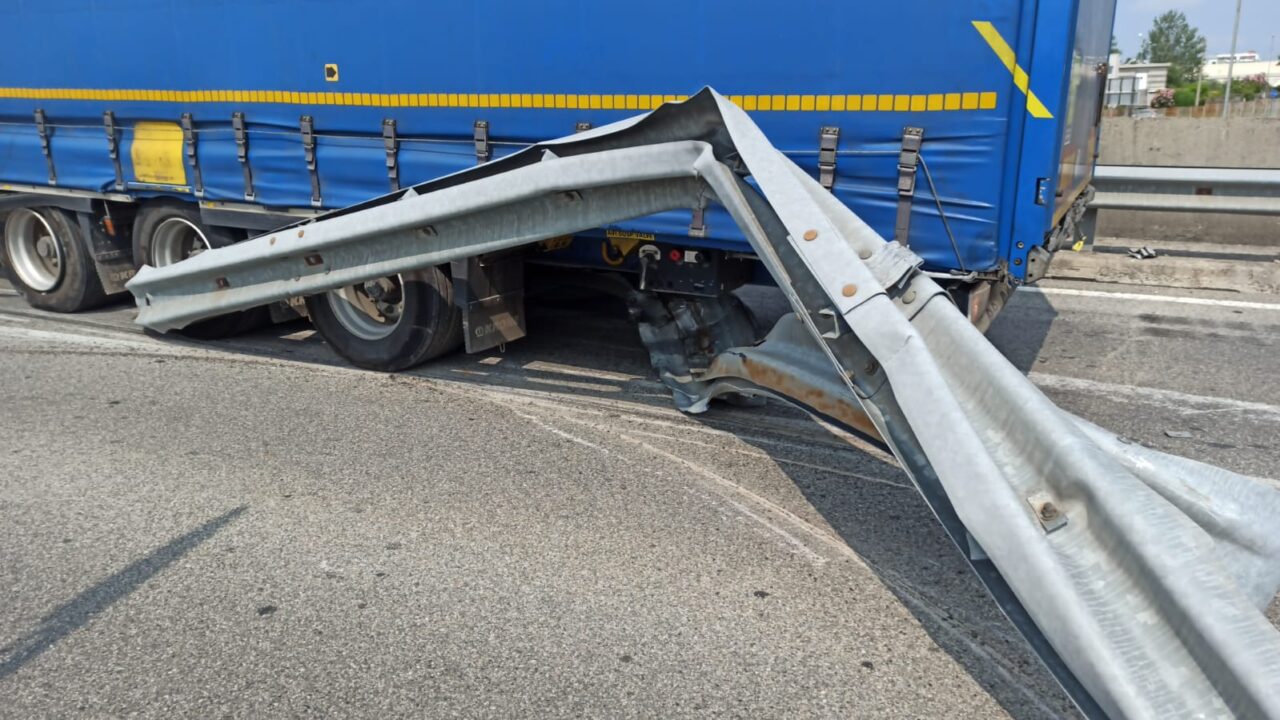 Tir sfonda il guard-rail, disagi a Verano