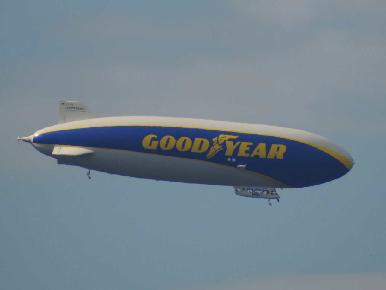 Autodromo con pubblico e dirigibile Goodyear sopra Monza