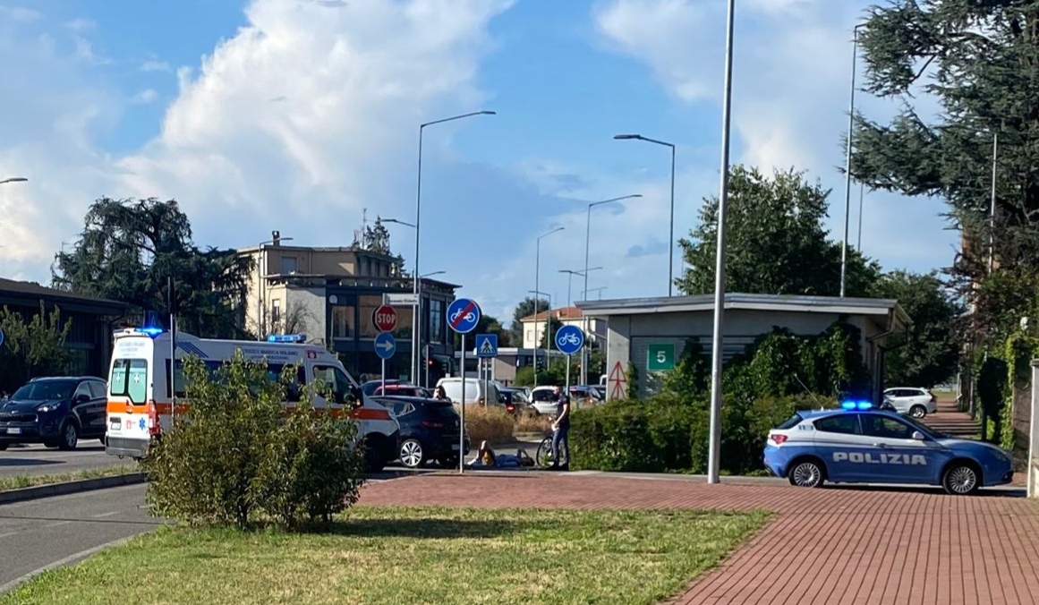 Ragazzino investito in bicicletta su viale Lombardia