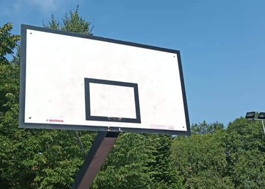 Fanno troppo rumore, rimossi i canestri del basket