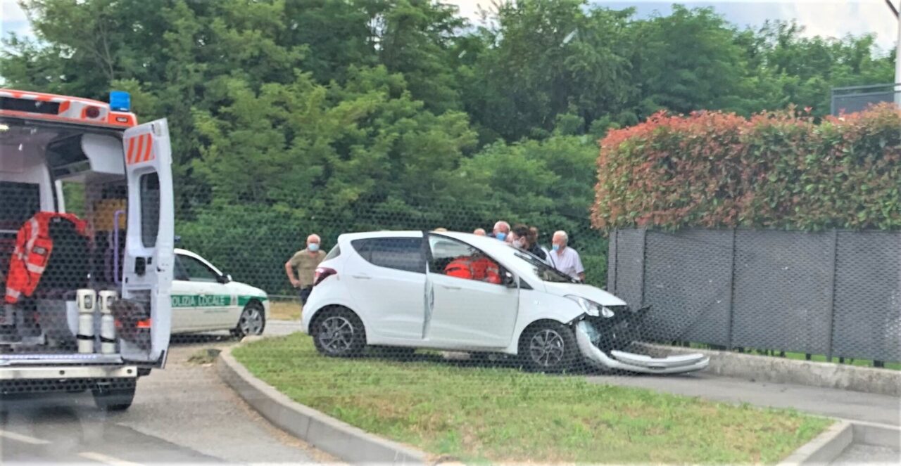 Carate Brianza, finisce fuori strada in auto: ferita un’anziana